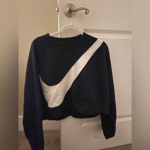 medium nike cropped crew neck
